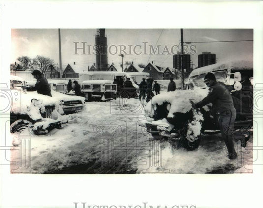 Press Photo 34th and Uliet Postal Station shoveling from snowstorm Milwaukee - Historic Images