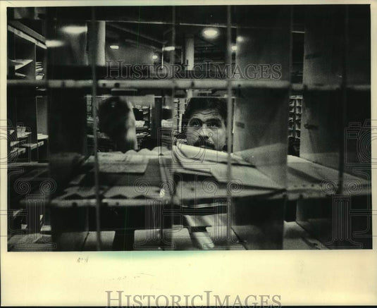 1986 Press Photo Charles Smith hand-sorts holiday mail at post office Milwaukee - Historic Images