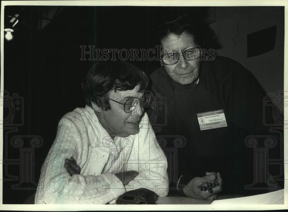 1990 Press Photo Jean Daley and Pat Fiebelkorn at Census Bureau recruiting - Historic Images