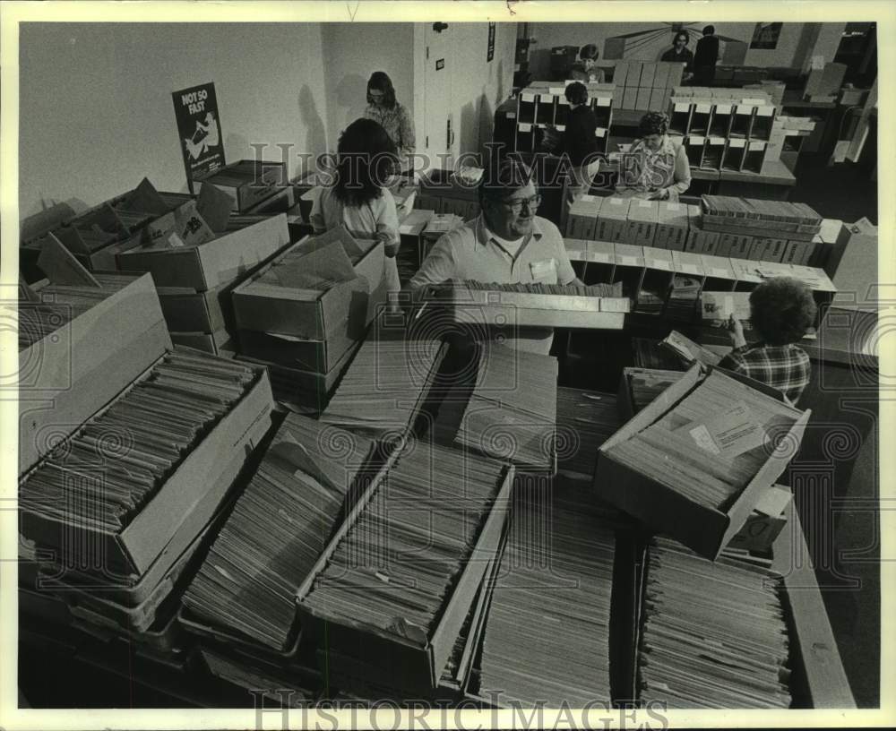 1980 Press Photo Workers at the North Milwaukee Census Bureau, Wisconsin - Historic Images