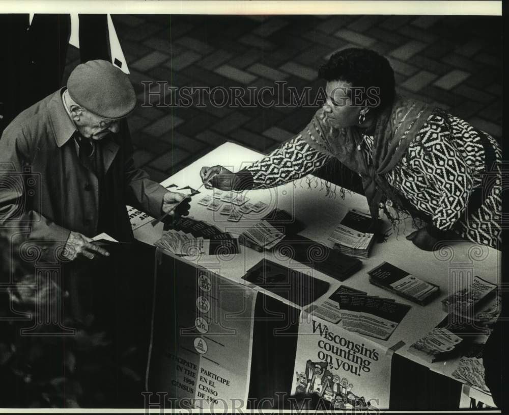 1990 Press Photo Census Bureau booth at the Grand Avenue Mall, Milwaukee - Historic Images
