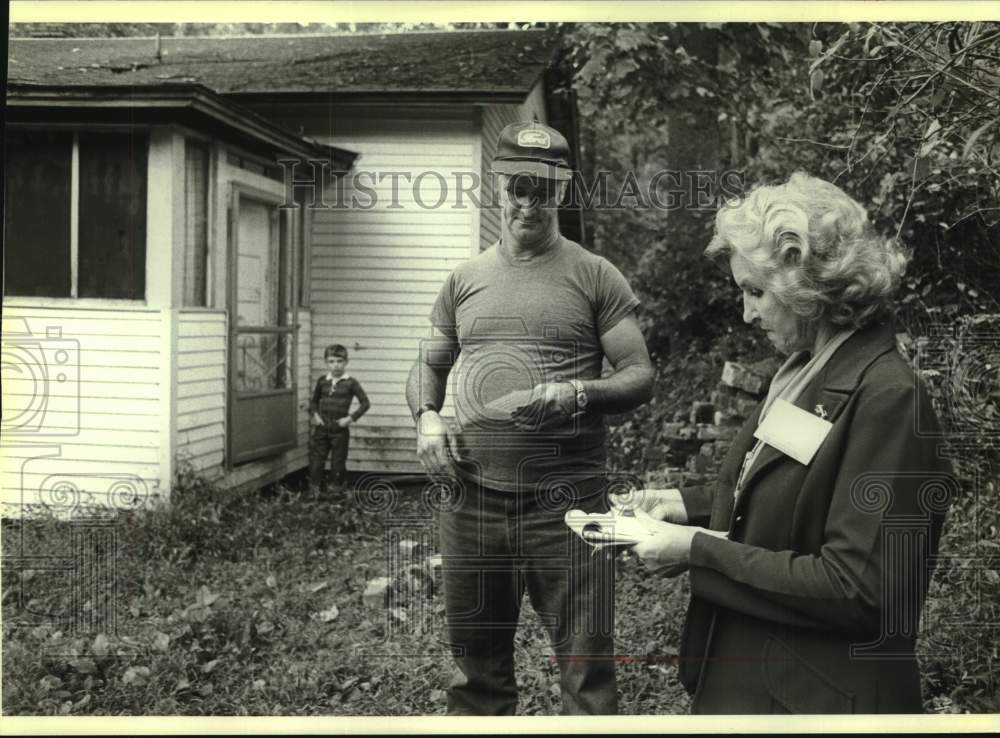 1980 Press Photo Jo Freeman checks census listing for West Virginia family. - Historic Images