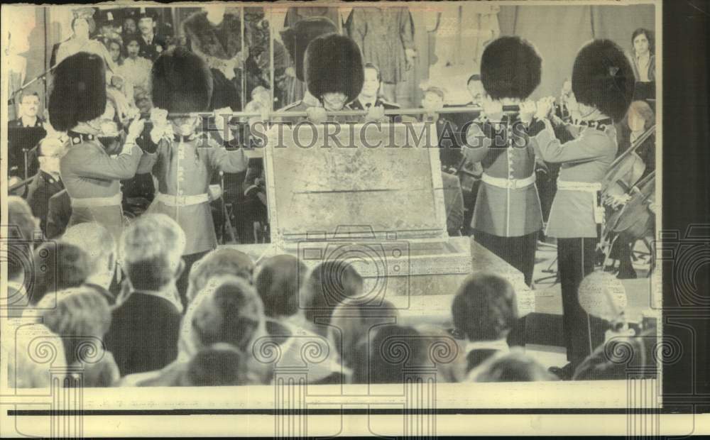 1976 Press Photo British honor guards unveil Magna Carta in US Capitol Rotunda - Historic Images