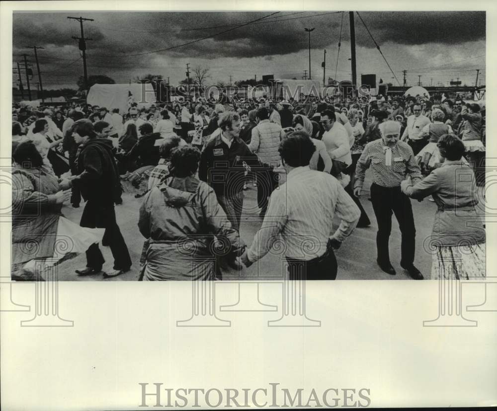 1976 Press Photo Milwaukee Square dancers entertain Bicentennial Wagon Train - Historic Images