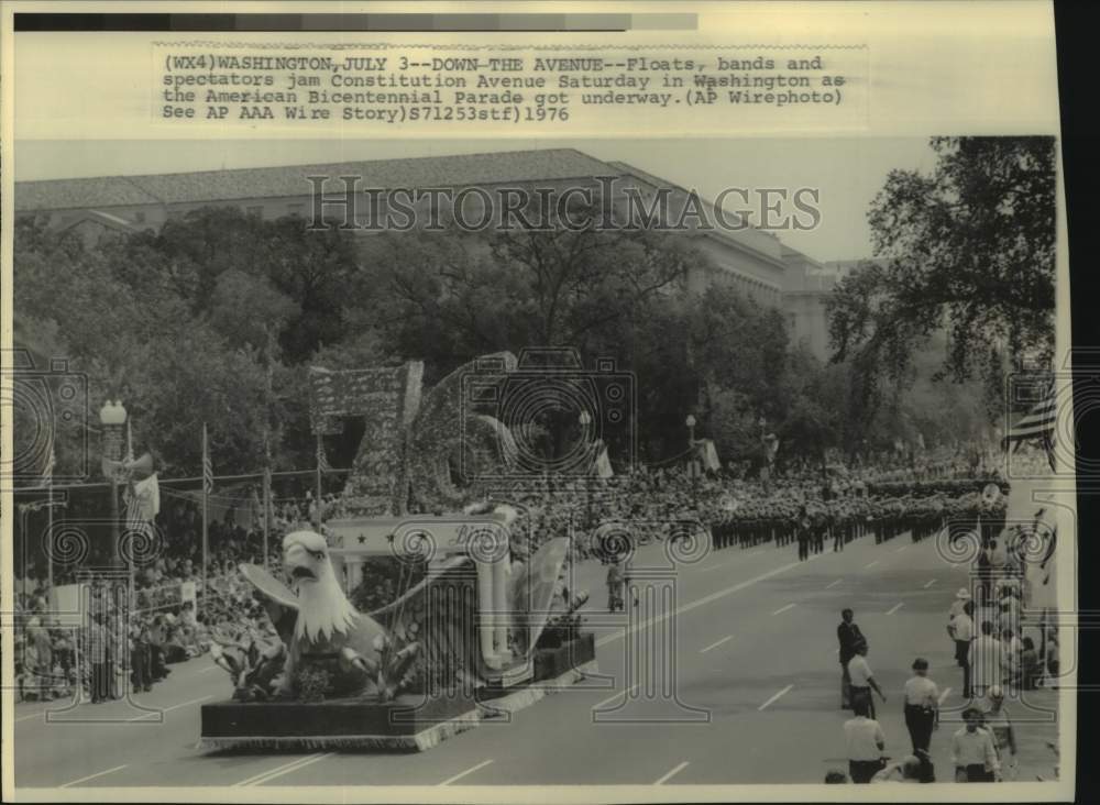1976 Press Photo American Bicentennial Parade on Constitution Avenue. - Historic Images