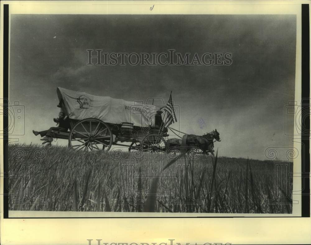 1976 Press Photo Covered wagon represents Wisconsin in Bicentennial Wagon Train - Historic Images