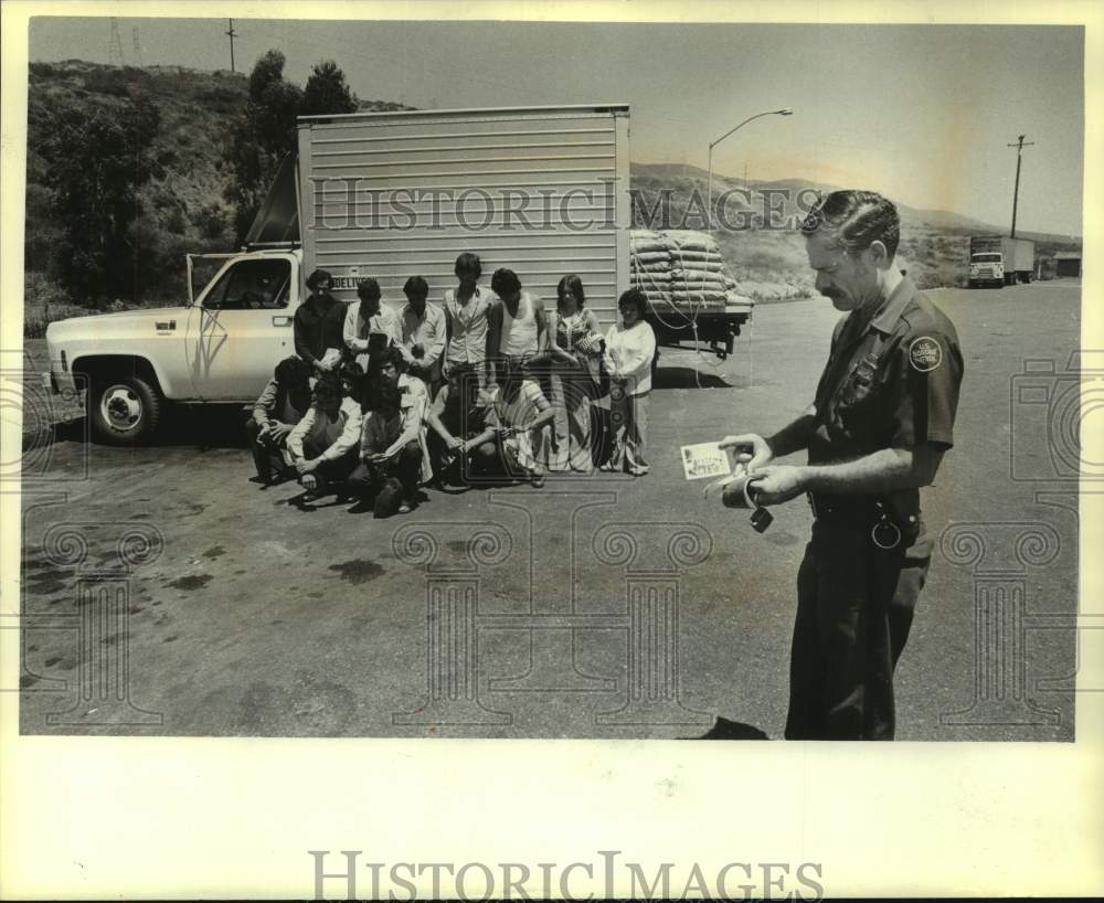 1979 Press Photo U.S. border patrol officer and others, San Clemente checkpoint - Historic Images