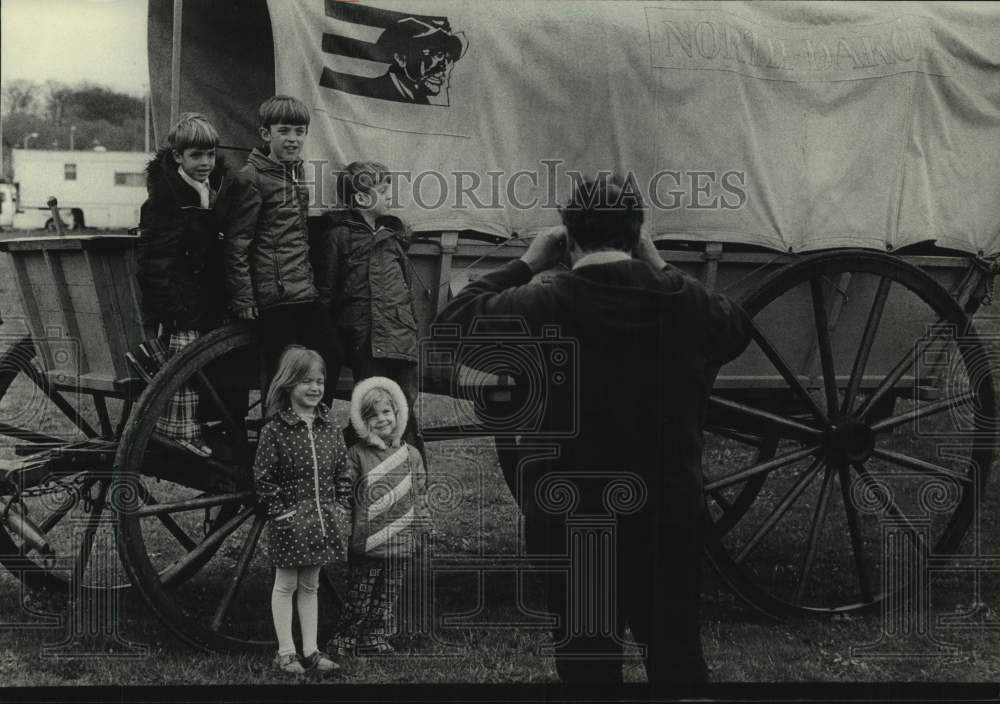 1976 Press Photo Gene Czosnek and family at Bicentennial Wagon Train, Kenosha - Historic Images