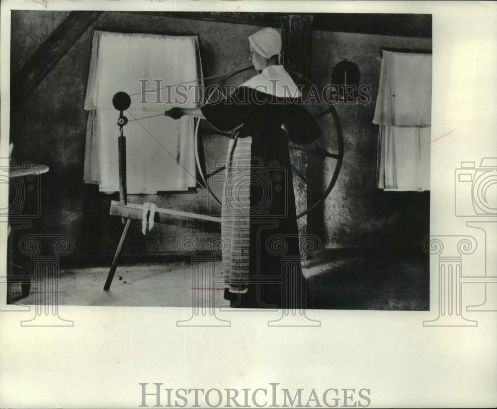 1975 Press Photo Woman spinning wool into thread - mjc32568 - Historic Images