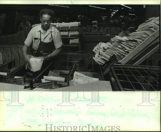 1982 Press Photo Al Weston at machine that canceled stamped letters in Milwaukee - Historic Images
