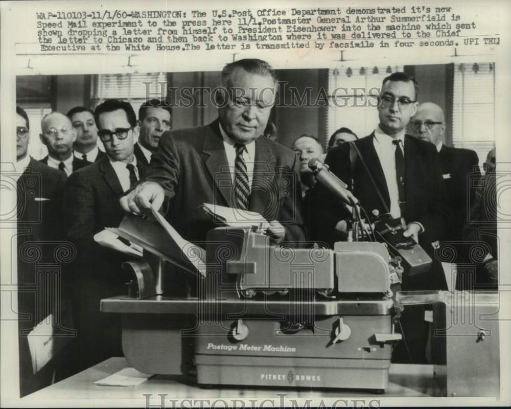 1960 Press Photo U.S. Postmaster demonstrates new Speed Mail to press.-Historic Images