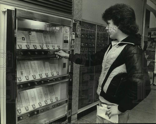 1983 Press Photo Dennis Buhl of Waukesha uses new postal vending machine. - Historic Images