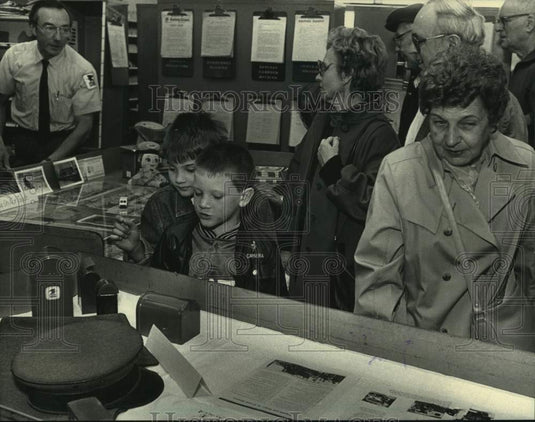 1988 Press Photo People came to Fairview Post Office, Open House, Milwaukee, WI - Historic Images
