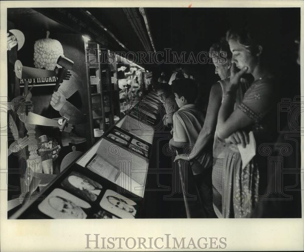 1975 Press Photo Freedom Train United States Bicentennial exhibit - mjc32609 - Historic Images