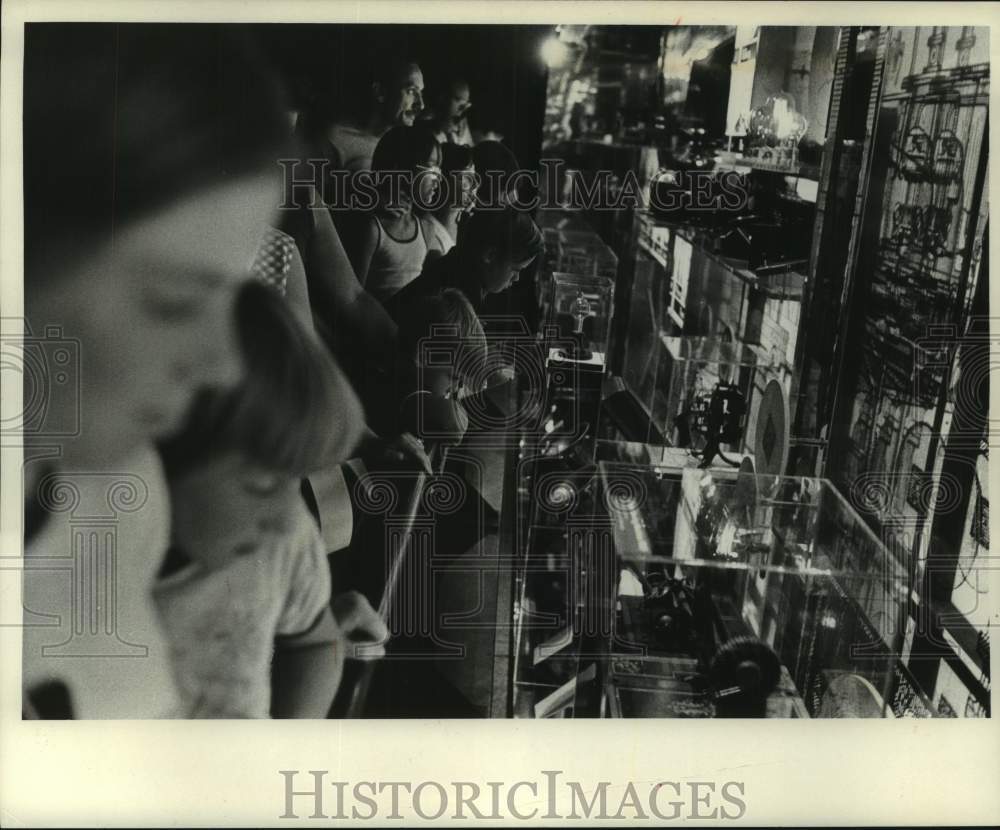 1975 Press Photo Freedom Train United States Bicentennial &quot;Innovations&quot; exhibit - Historic Images