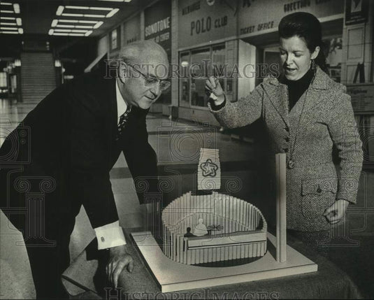 1975 Press Photo People viewing Milwaukee Tourist and Visitors Center model - Historic Images