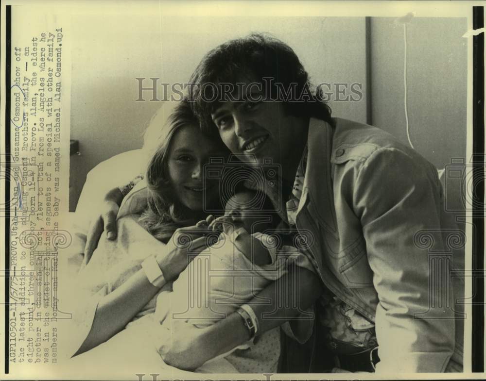 1975 Press Photo Alan and Suzanne Osmond with new son Michael in Provo Utah. - Historic Images