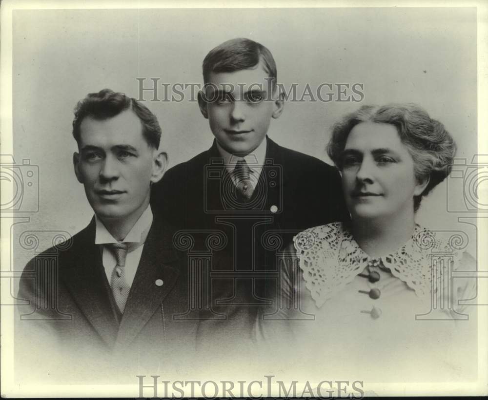 1940, Pat O&#39;Brien with parents W. J. and Margary O&#39;Brien in Milwaukee - Historic Images