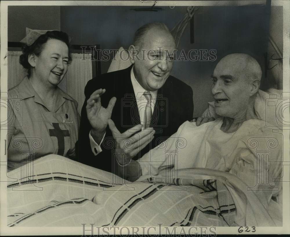 1962 Press Photo Actor Pat O&#39;Brien with patient Emmet Walsh at St. Camillus- Historic Images