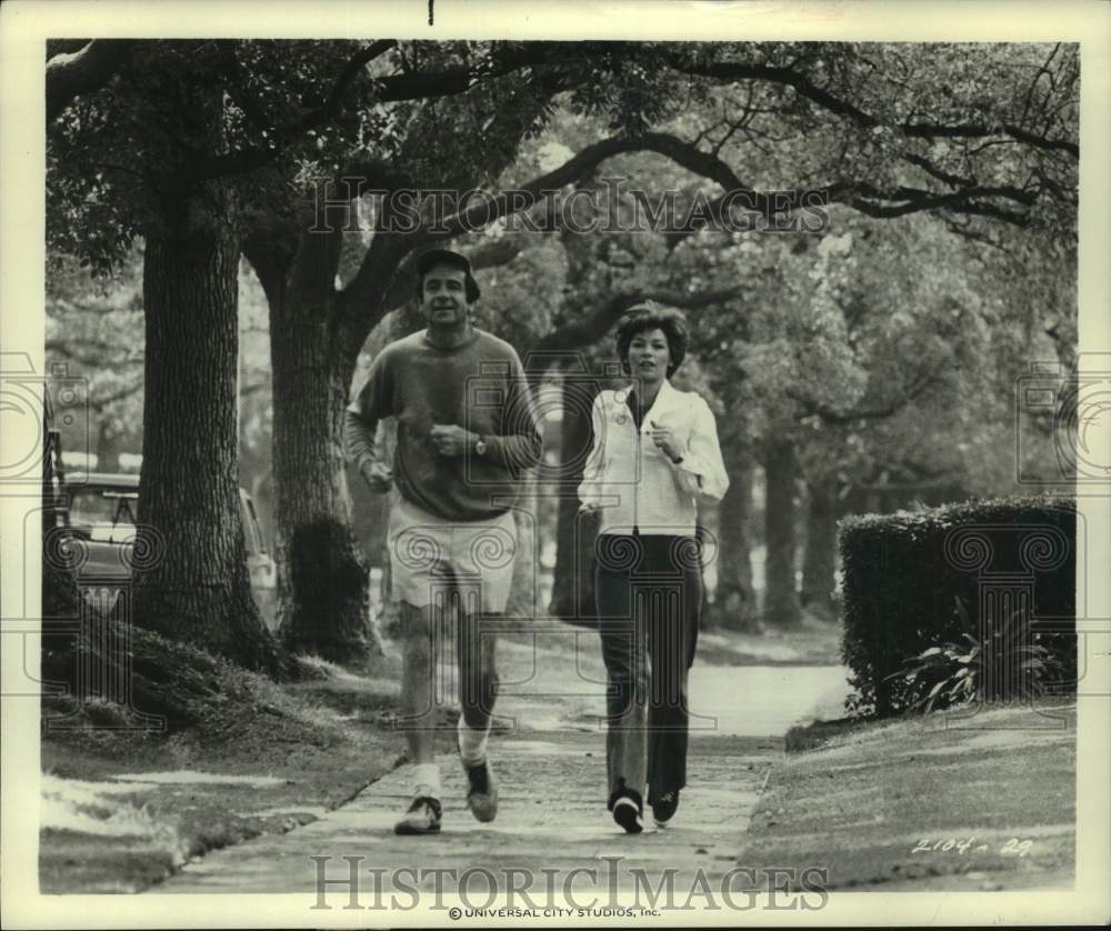 1978 Press Photo Actors Walter Matthau and Glenda Jackson jog during movie scene - Historic Images