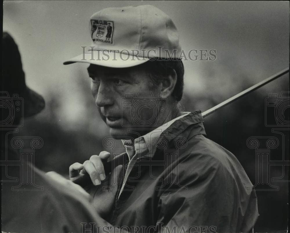 1976 Press Photo Bart Starr talks with friend during golf practice. - mjc32715 - Historic Images