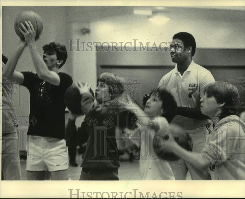 1983 Press Photo Oscar Robertson coaches kids at community center in Milwaukee - Historic Images