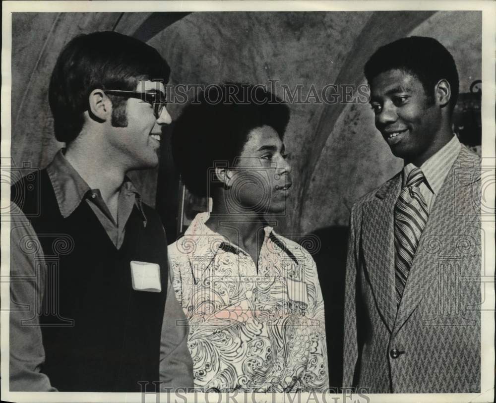 1973, Oscar Robertson and members of Athletes for Youth at luncheon - Historic Images