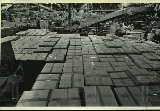 1985 Press Photo Boxes stacked in JC Penny distribution center, Wisconsin - Historic Images