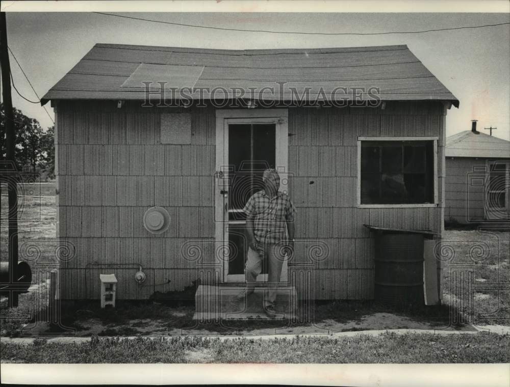 1986 Press Photo Worker in front of housing at Mammoth Spring Canning, Wisconsin - Historic Images