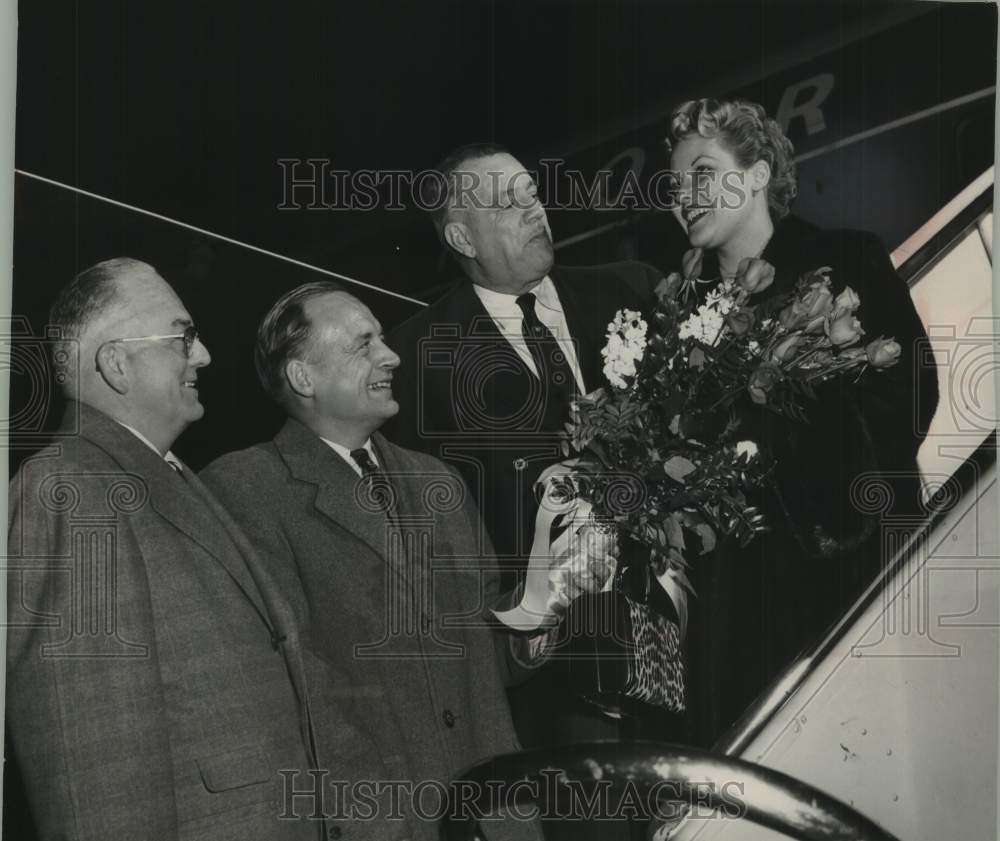 1954 Press Photo Singer Patti Page &amp; others at General Mitchell Field - Historic Images