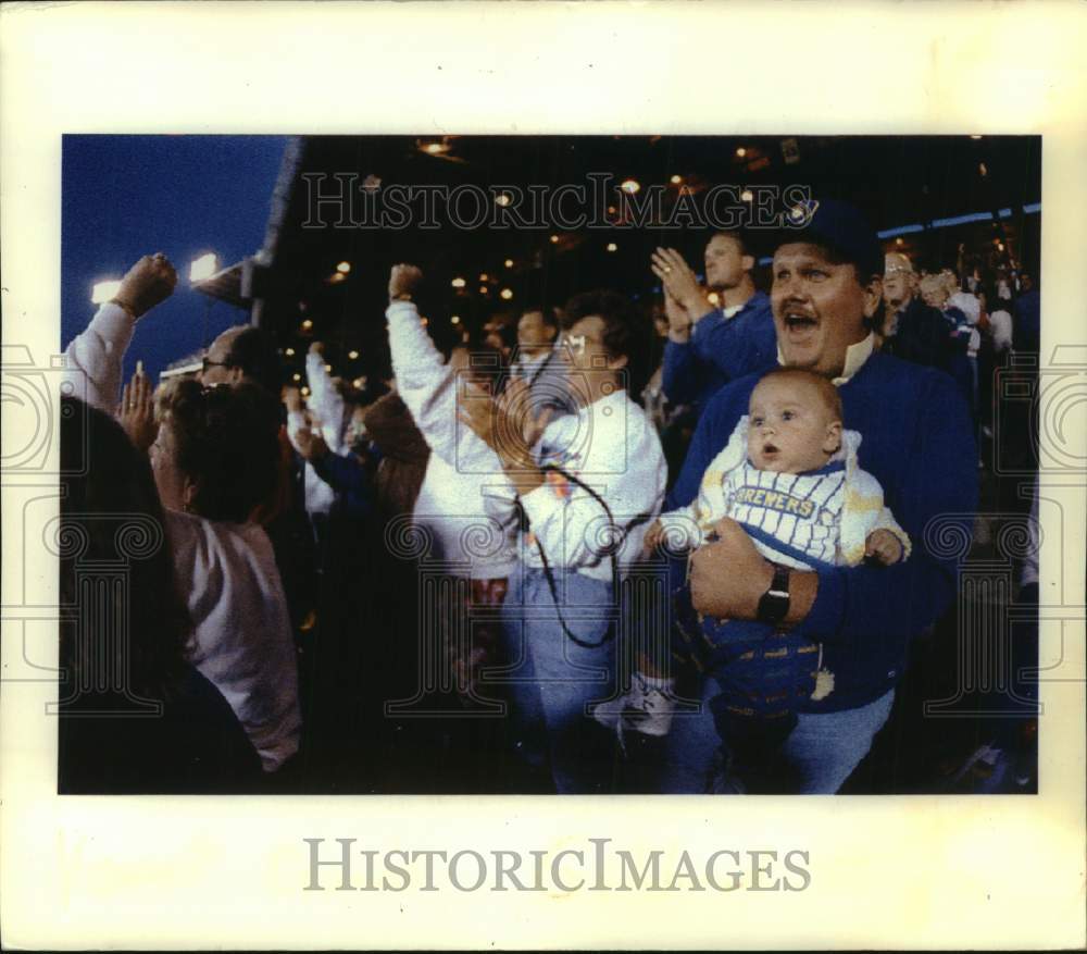 1992 Press Photo Milwaukee Brewers fans hoping to see Robin Yount&#39;s 3,000th hit - Historic Images