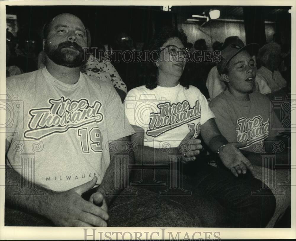 1992 Press Photo Milwaukee Brewers Robin Yount fans at County Stadium - Historic Images