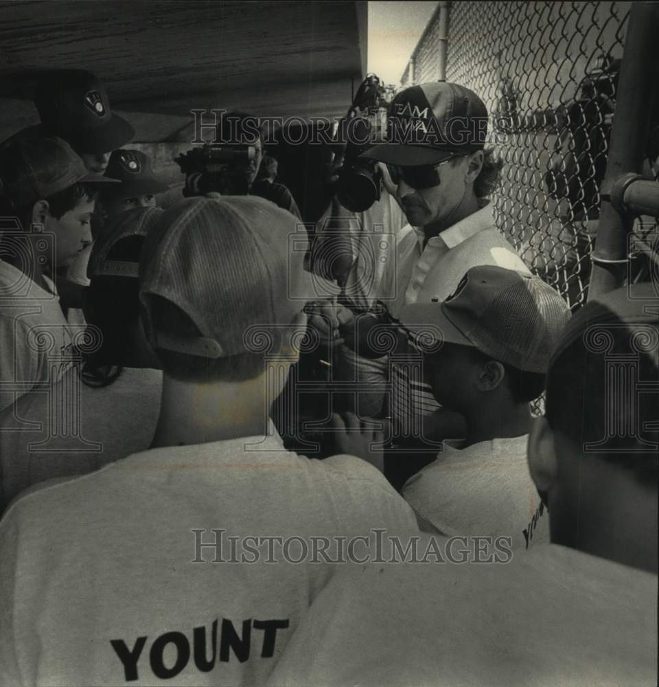 1992 Press Photo Milwaukee Brewers Robin Yount signing autographs in Carver Park - Historic Images