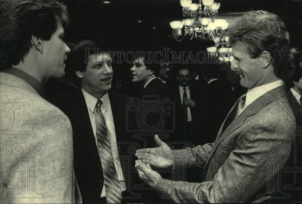 1987 Press Photo Brewer Robin Yount, Tim Pyznarski and John Counsell talk - Historic Images
