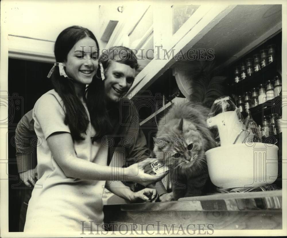1969 Press Photo Actor Keir Dullea and wife Susan with their cat Heidi at home - Historic Images