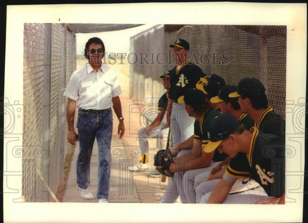 1992 Press Photo Tony La Russa and Oakland&#39;s minor-league players, Scottsdale AZ - Historic Images