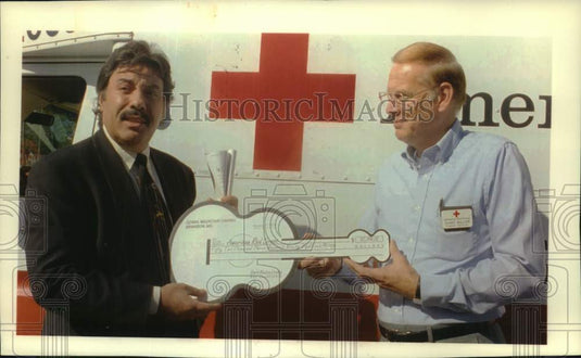 1993 Press Photo Singer Tony Orlando gives check to Red Cross, St. Louis - Historic Images