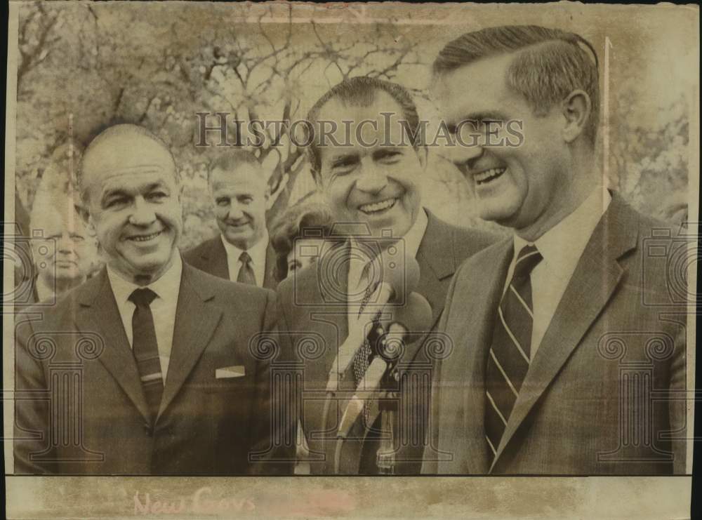 1969 Press Photo William Cahill, Linwood Holton &amp; President Nixon at White House - Historic Images