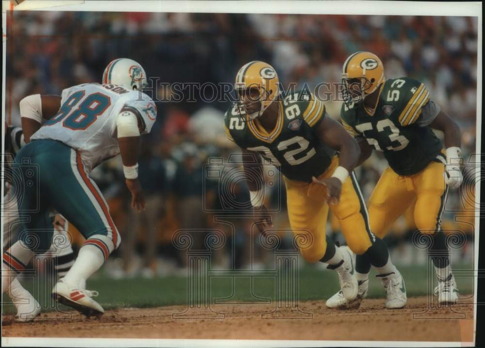 1994 Press Photo Football player Reggie White looks score big with teammates. - Historic Images