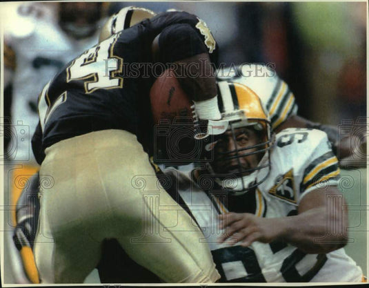 1999 Press Photo Packer lineman Reggie White takes Derek Brown, New Orleans. - Historic Images