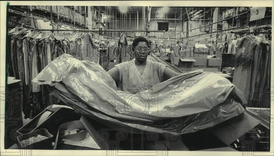 1985 Press Photo Wilma Colby hands garments at JC Penny's packing station. - Historic Images