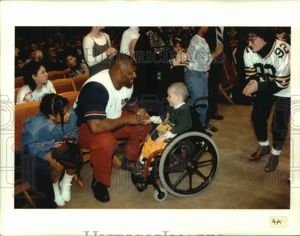 1996 Press Photo Green Bay&#39;s Reggie White and others Wisconsin Center Auditorium - Historic Images