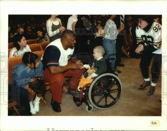1996 Press Photo Green Bay's Reggie White and others Wisconsin Center Auditorium - Historic Images
