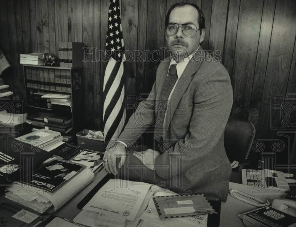 1987 Press Photo Caledonia Police Chief Phil Stanton is steadily busy. - Historic Images