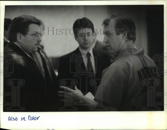1993 Press Photo Gerald Stevens is led from courtroom in Manitowoc. - mjc32930 - Historic Images