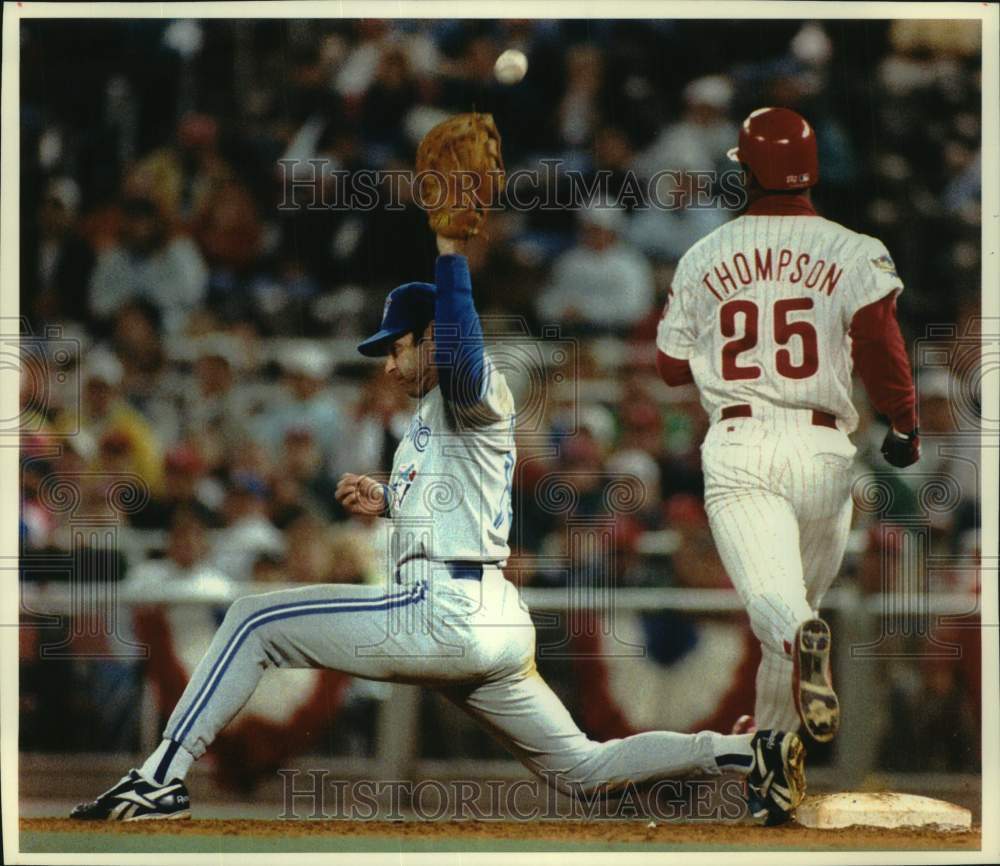 1993 Press Photo Paul Molitor can&#39;t handle throw from Roberto Alomar. - Historic Images