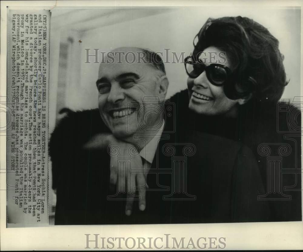 1965 Press Photo Sophia Loren and Carlo Ponti in a New York City art gallary- Historic Images