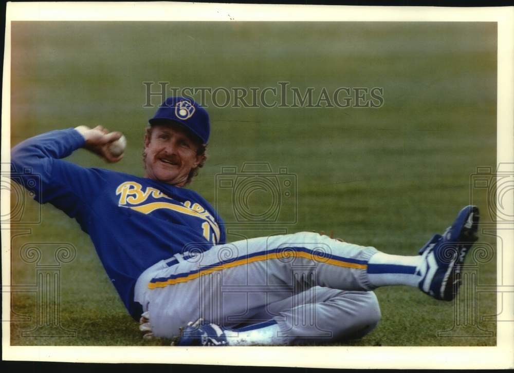 1993 Press Photo Milwaukee Brewer Robin Yount makes a catch on the field - Historic Images