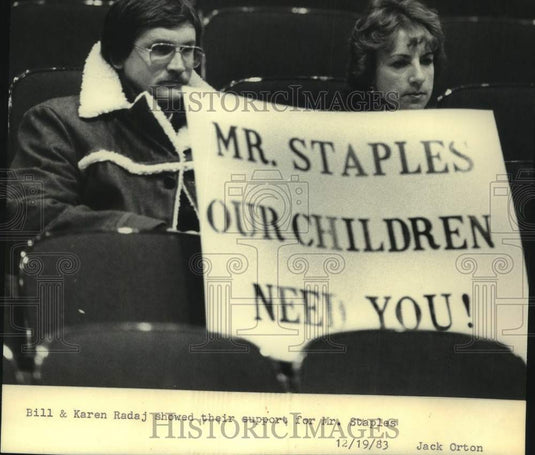 1983 Press Photo Bill & Karen Radaj at New Berlin School meeting back Staples. - Historic Images