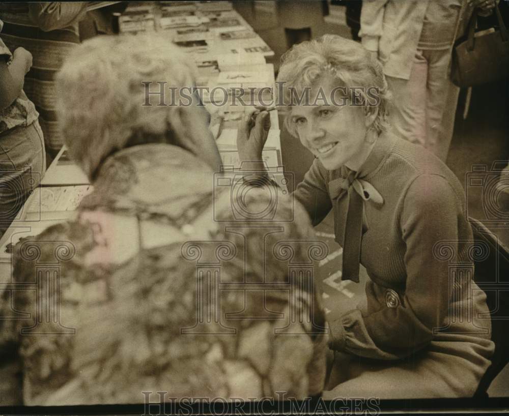 1976 Press Photo Ruth Carter Stapleton as she autographed books. - mjc32976 - Historic Images
